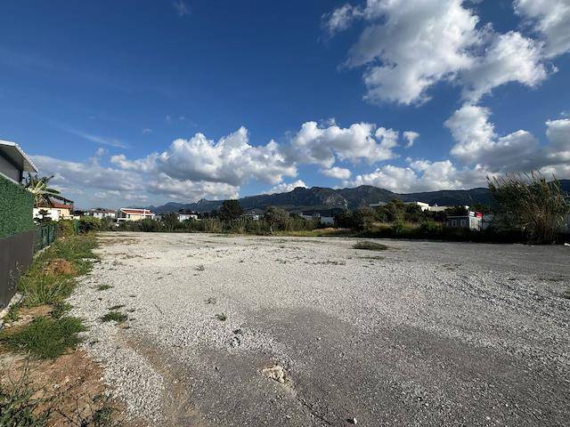 Girne Alsancak Bölgesinde Yol Üstünde Merit Hotele Yürüme Mesafesinde Kiralık 3 Dönüm Arsa