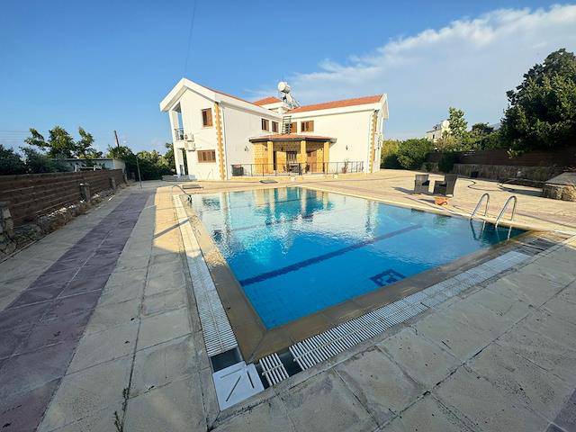 Alsancakta 1400 m² Arsa Alanı İçinde Özel Havuzlu 5+1 Kiralık Villa