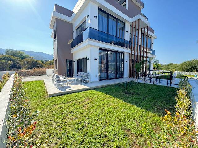 Girne Alsancakta Lüx Komplex İçinde Full Eşyalı 2+1 Özel Bahçeli &Özel Otoparklı Satılık Villa Tadında Daire ﻿