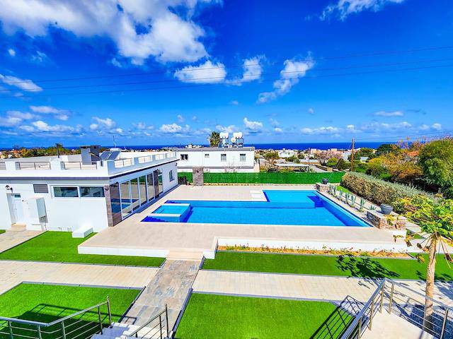 Great Location! Three Villas With Sea View In One Land Of 1650 m² With The Pool In Alsancak.