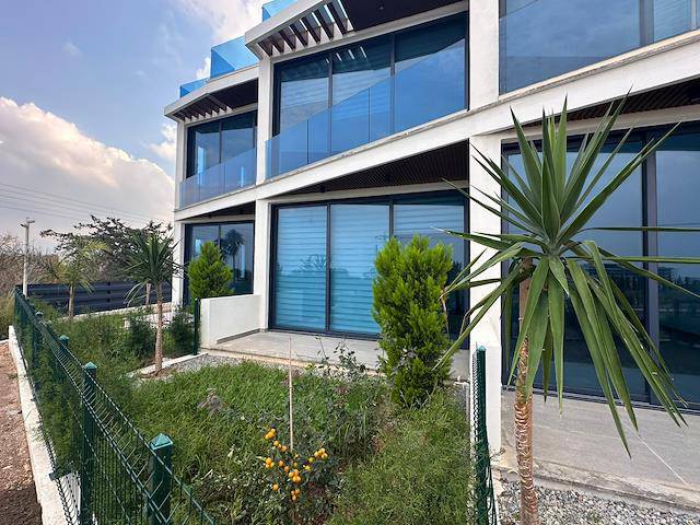 Girne Çatalköy, Mc Palace Arkasında Havuzlu Eşyalı Kiralık 2+1 Villa 1.200 Stg