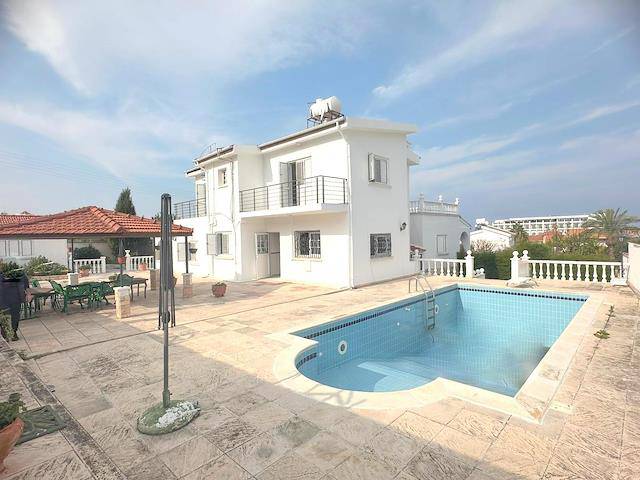 4+2 Kiralık Eşyalı, Havuzlu Villa! 1 Dönüm Arsa İçinde 300 m² Kapalı Kullanım Alanına Sahip