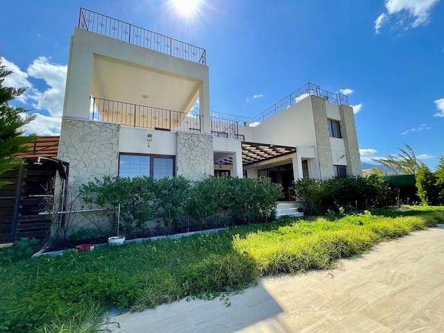 Girne Çatalköy Bölgesinde 1 Donum Arsanın İçerisinde 6+2 Satılık Villa