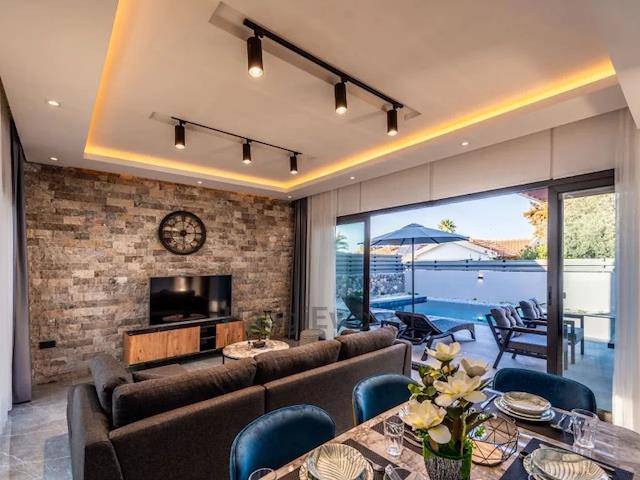 Girne Edremit S Bölgesinde, Özel Havuzlu Lüks Kiralık 4+1 Villa 3500 Stg /