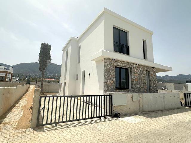 Girne Edremıt Ortak Havuzlu 218 m² Satılık Sifir 3+1 Villa 465.000 Stg/