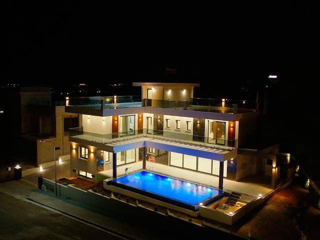 Türk Koçanlı 4 Yatak Odalı 750 m² Tripleks Ultra Lüks Villa