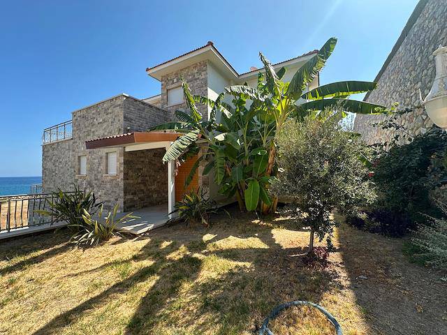 Girne Esentepe, Muhteşem Denize Sıfır Satılık Villa