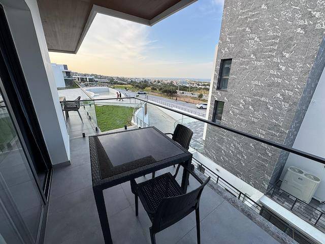 Girne Karaoğlanda Dağ ve Deniz Manzaralı Havuzlu Güvenlikli Sitede Kiralık Yeni Eşyalı 1+1 Daireler
