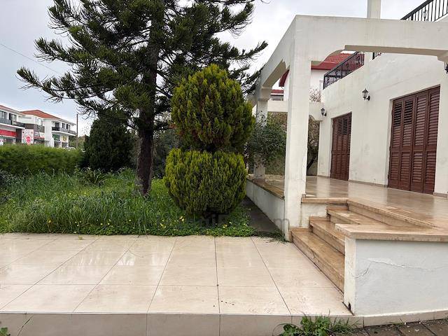 Girne Merkez Karaoğlanoğlu Caddesinde Kiralık 3+1 Müstakil Bahçeli Eşyasız Villa /1300 Stg/