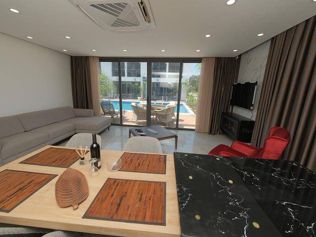 Karsıyaka Satılık 150 m² Tam Müstakil Ultra Luks ,Ortak Havuzlu ,Denize 200 Metre Mesafede 2+1 İkiz Triplex Villa 275.000 Stg/