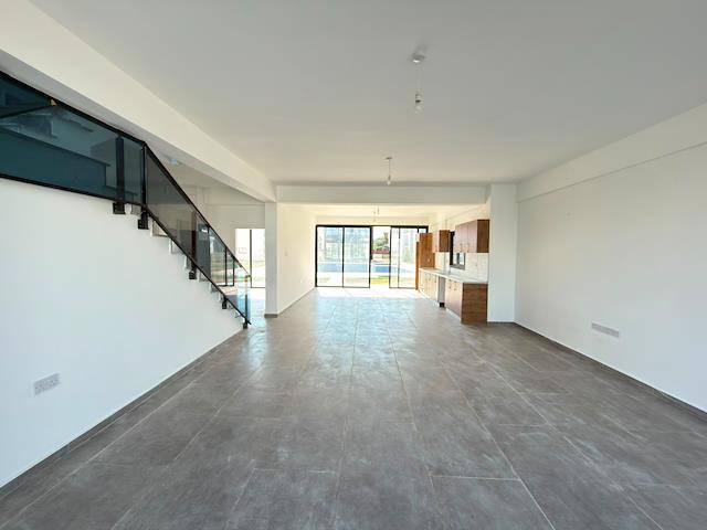 Lapta, Girne’de Kiralık 4+1 Villa – Denize Yürüme Mesafesinde Konforlu Yaşam!
