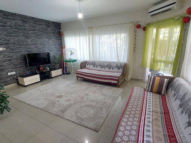 Girne Lapta Denize 50 Metre Mesafede Havuzlu 3+1 Daire/135 000 Stg