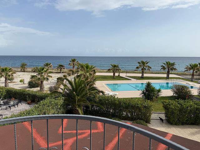 Girne Lapta Satılık Teraslı Daire 3+1 Denize Sıfır!/199 000 Stg/
