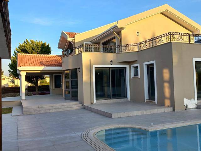 Lapta Denize Yürüme Mesafede Satılık Müstakil Ozel Havuzlu 1.300 m² Arsa Üzerinde 6+1 Duplex Villa 950.000 Stg/