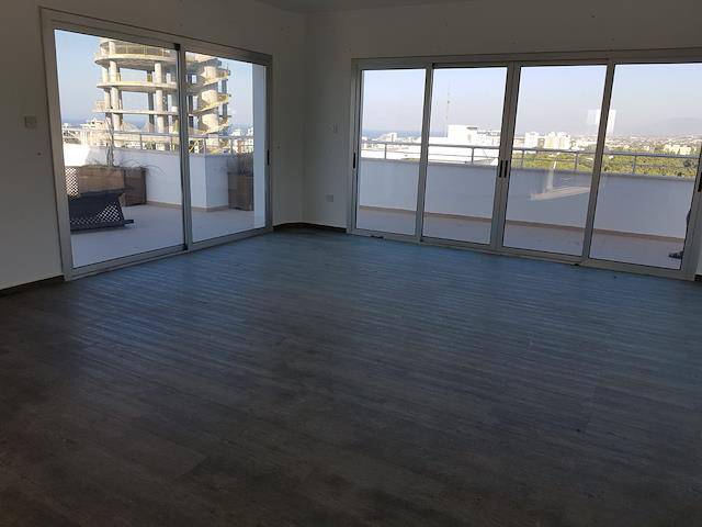Girne Merkezde Ticari İzinli Kiralık Penthouse Ofis