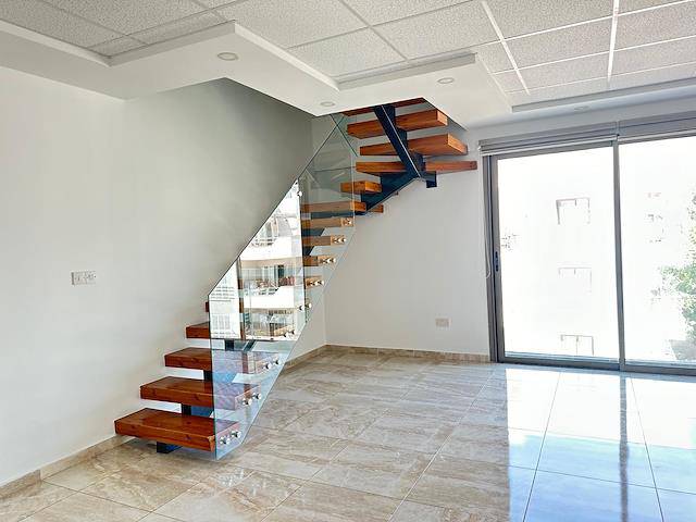 Girne Merkezde Ticari İzinli 3 Odalı Kiralık Ofis