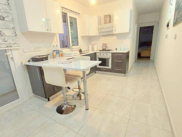 Girne Centrum – Mieszkanie typu penthouse 2+1 z wyposażeniem, do wynajęcia, w odległości spaceru od wszystkich udogodnień.