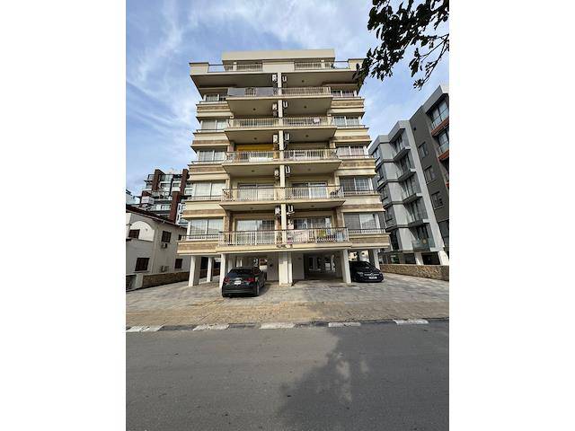 Girne Tam Merkezde Satılık Geniş Daire 3+1 /169 000 Stg /