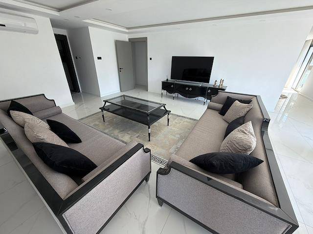 Girne Merkez, Prestijli Rezidans İçinde Eşyalı Deniz Manzaralı Satılık 3+1 Daire 480000 Stg /