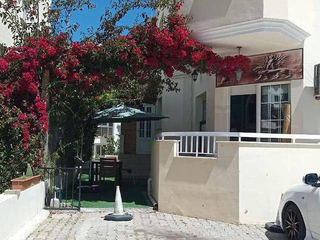 Girne Merkezde Satılık Ticarı İzini Daire 3+1 ( Zemin Kat 3 Giriş Kapili + Depo)/ 200 000 Stg /