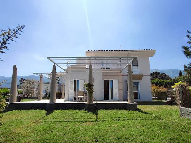 Girne Ozanköy, Kiralık Eşyalı 3+1 Villa 1500Stg /