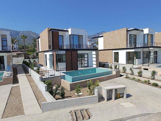 Girne Ozanköy Bölgesinde Eşsiz Manzarasına Sahip Türk Koçanlı 4+1 Satılık Villa