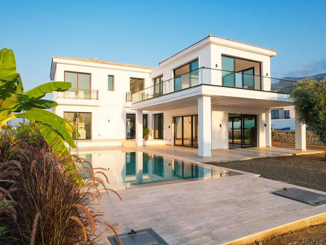 Girne Ozanköy’de Muhteşem Vadinin ve Deniz Manzarasının Tadını Çıkarabileceğiniz, Tarihi Manastır Manzaralı Modern ve Lüks Villa!