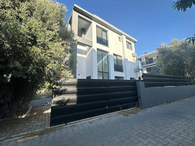 Girne Ozanköy, Çok Temiz 4+1 Triplex Villa 420.000 Stg
