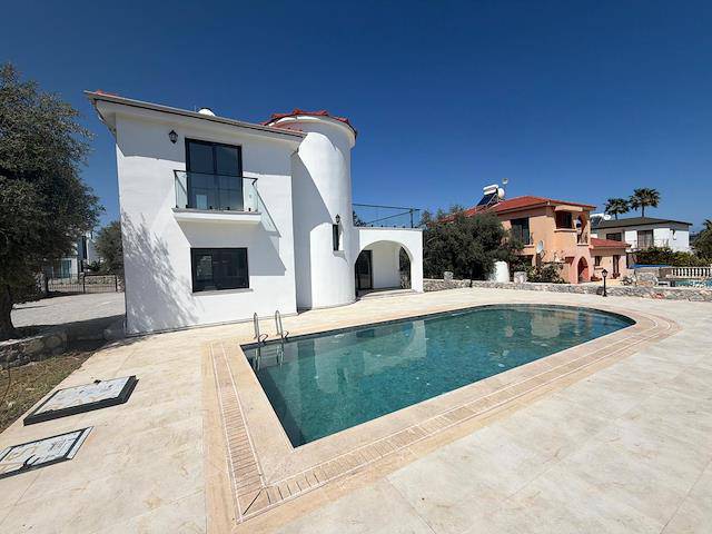 Girne Ozanköy, Özel Havuzlu Sıfır 823 m² Arsalı Satılık 4+1 Villa 450.000 Stg