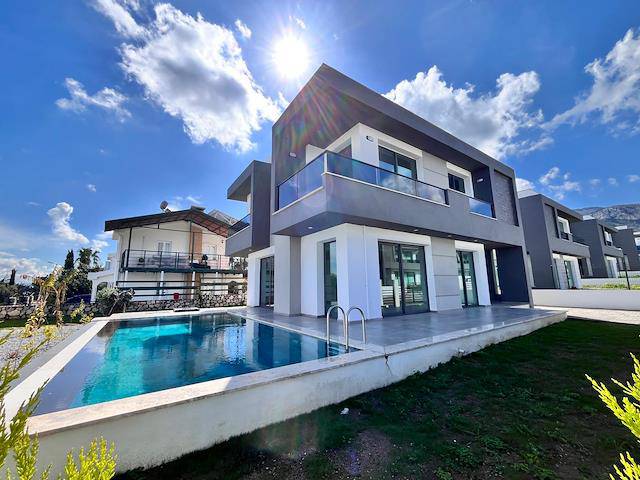 Girne Ozan Koy Site İçinde Ozel Havuzlu Satılık 470 m² Sakinler Sokağın Yol Üzerinde 4+1 Eşyalı Duplex Villa 530.000 Stg/