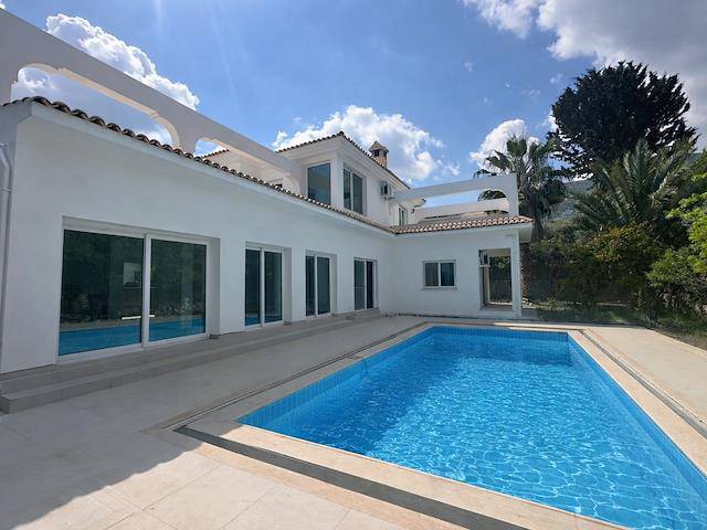 Girne Ozan Koy Yeni Tepe Sokak Geçişinde Satılık 220 m² Ozel Havuzlu Bahçeli 4+1 Turk Kocanlı Villa 625.000 Stg /