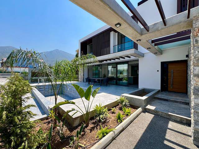 Girne Ozanköy, Eşsiz Konumda Havuzlu Geniş Bahçeli Yeni Bitmiş Müstakil Satılık 4+1 Villa 590.000 Stg /