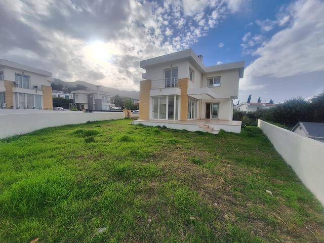 Girne Yesıltepe Satılık Müstakil Esteger-Turk Tapulu 159.46 m² / 3+1 Tek Dublex Villa! 385.000 Stg/