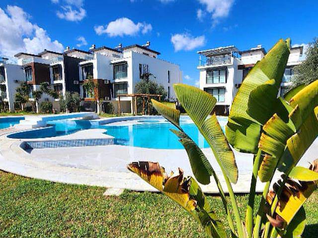 Girne Merkez Zeytınlık Ortak Havuzlu Bahçeli Sitede Ust Kat Teraslı Acil Satılık 2+1 Daire/158000 Stg /