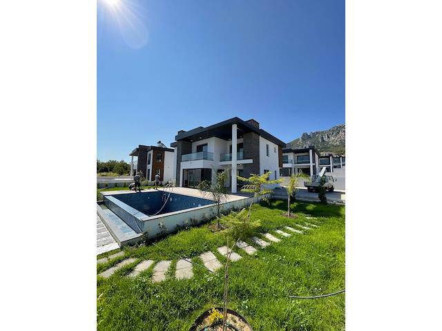 Girne Zeytinlik Ultra Lüx Yeni Bitmiş 4+1 Havuzlu Villa