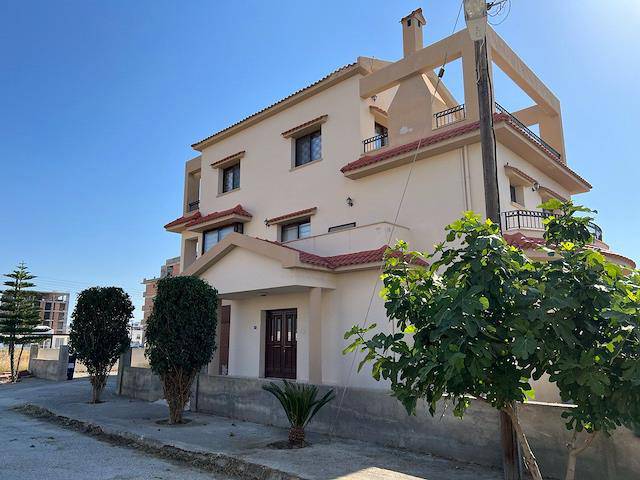 Three Story Villa Fully Furnished In Long Beach.