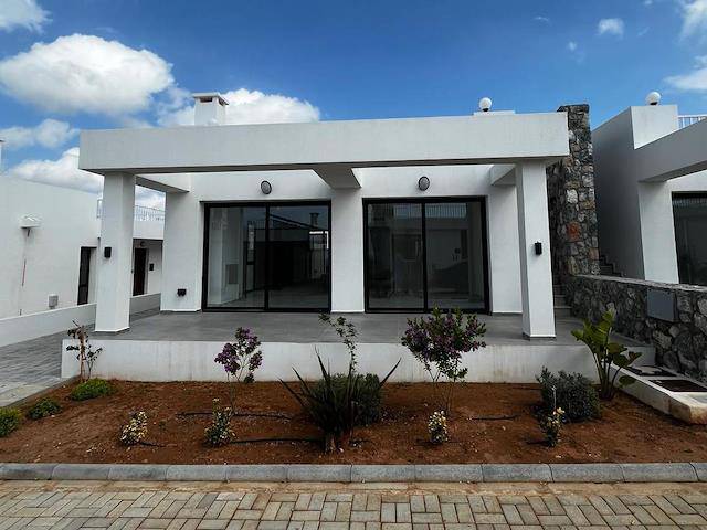 Yeni Erenköy'de, Nefes Kesen Deniz ve Havuz Manzaralı, Bahçeli ve Barbekü Alanlı Çatı Terasına Sahip, 2+1 Odalı, Güzel Bir Bungalov Villa. Fiyata KDV ve Trafo Dahildir.