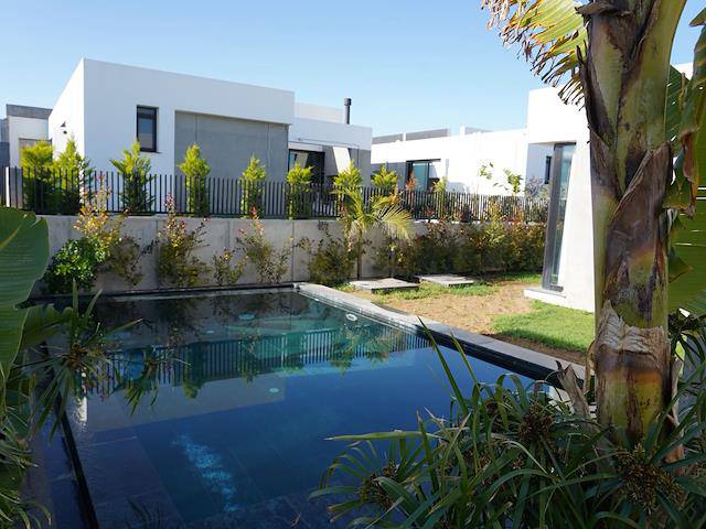 Lefkosa Bölge : Batıkent Satılık 350 m² Ozel Havuzlu 3+1 /Esteger Tapulu, Full Eşyalı Tek Katli Villa 405.000 Stg/