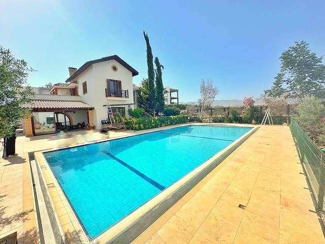 Gönyeli Aşıklar Tepesinde Türk Malı Tripleks Asansörlü Havuzlu Villa 1,5 Dönüm Arazi İçinde 450 m² Kapalı Kullanım Alanına Sahip