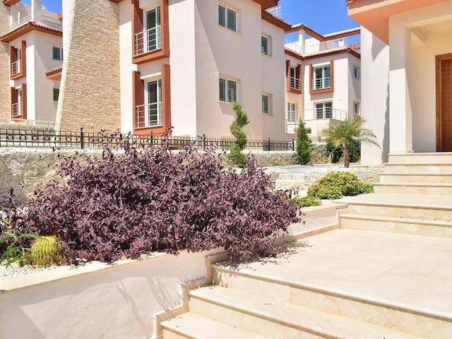 Lefkoşa Hamıtkoy Vadi Park Sitesi Bölgede Satılık Müstakil Turk Tapulu 420 m² / 3 Katli 3+1 Villa 265.000 Stg/