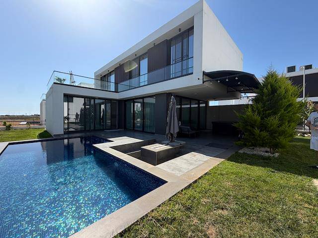 Tuzla'da, Kendine Ait Yüzme Havuzu Bulunan, 455 m² Büyüklüğünde, Muhteşem, Hazır Esyali 3+1 Emerald Villa. KDV ve Trafo Vergileri Ödenmiştir.