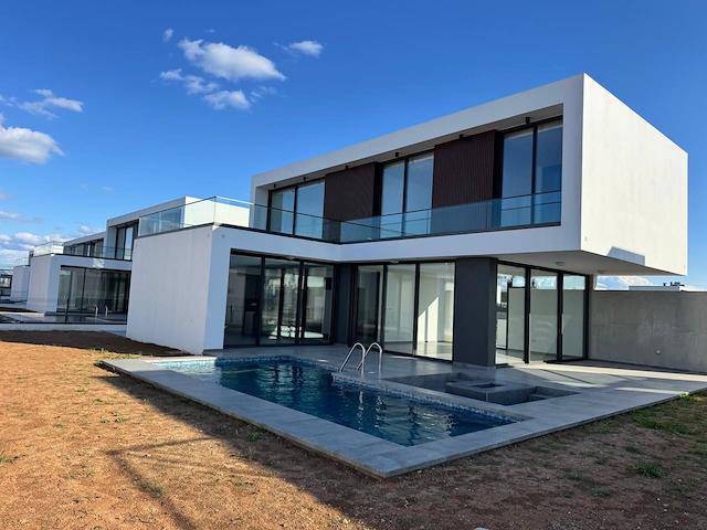 Yeni Boğaziçi'nde Yüzme Havuzlu 480 m² Hazır Emerald Villa 3+1. Denize 300M! En Düşük Fiyat! Tüm Vergiler ve Trafo Ödenmiştir. 1.Etap!